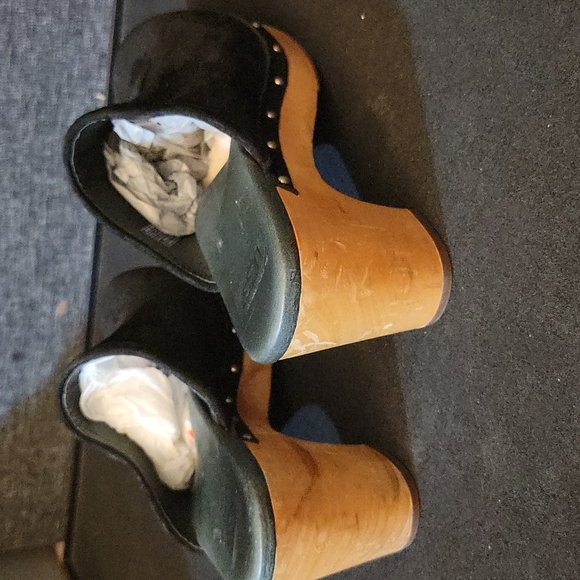 Ugg| Abbee Clogs Size 9 - Picture 6 of 8